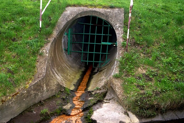 Quais são os principais aspectos do desempenho de controle do robô de inspeção de pipeline?